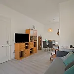 Elizabeth House-100m & Priv Parking - Happy *